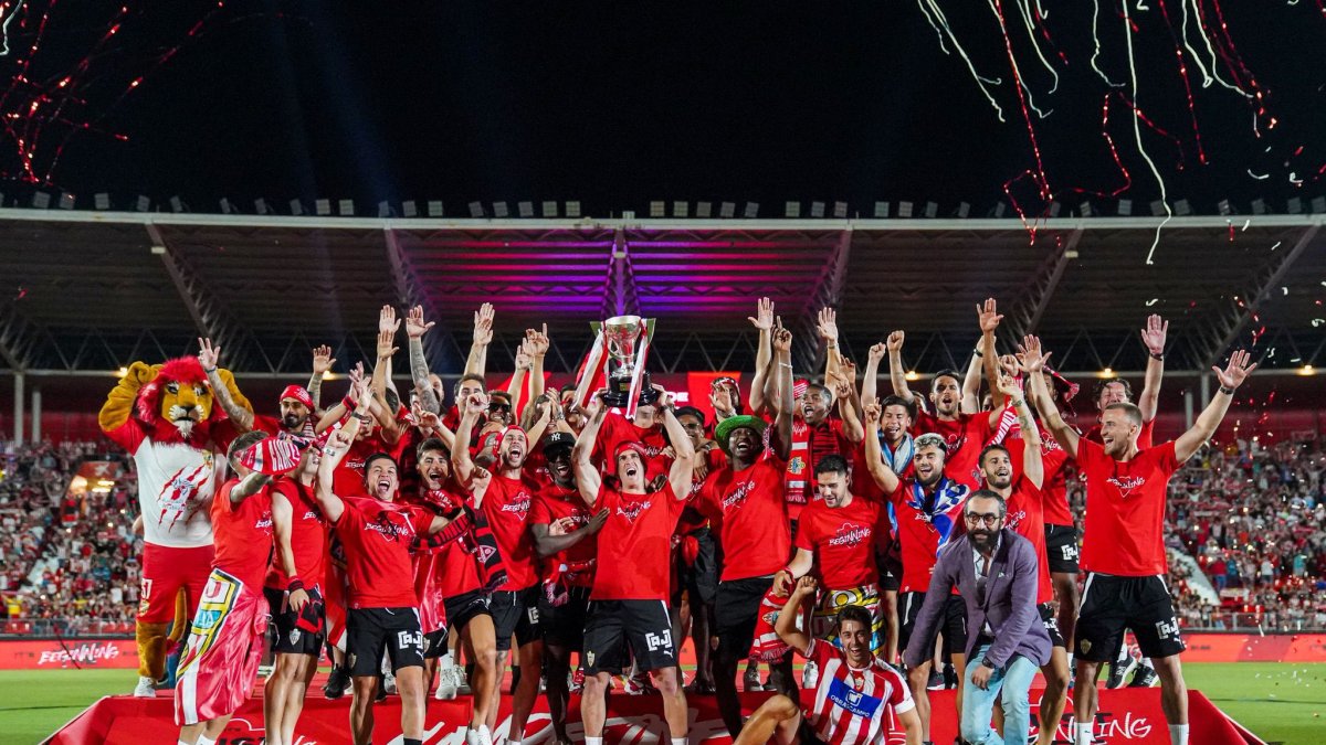 La plantilla que ha llevado al club rojiblanco a la máxima categoría.