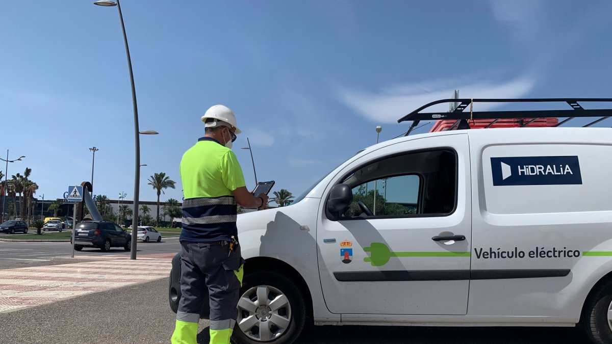Un operario de Hidralia revisando órdenes de trabajo en una Tablet.