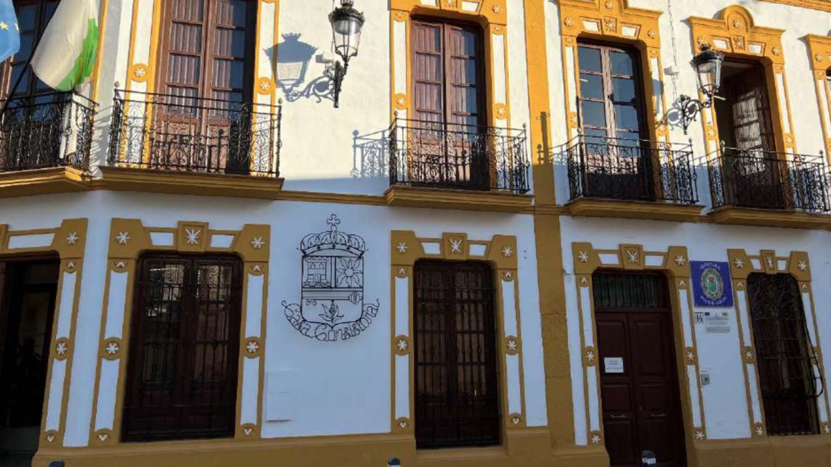 Imagen de la nueva luminaria en una fachada histórica de Turre.