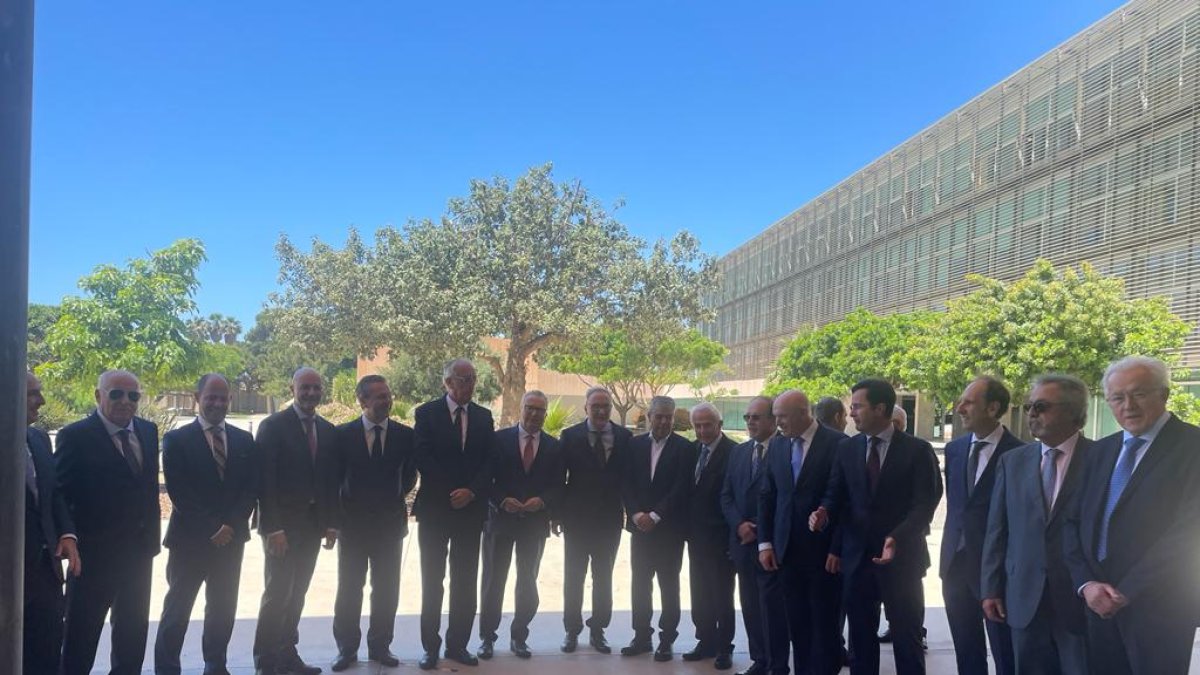 Cosentino junto al director de La Voz y otros asistentes al acto de investidura este viernes en la UAL.