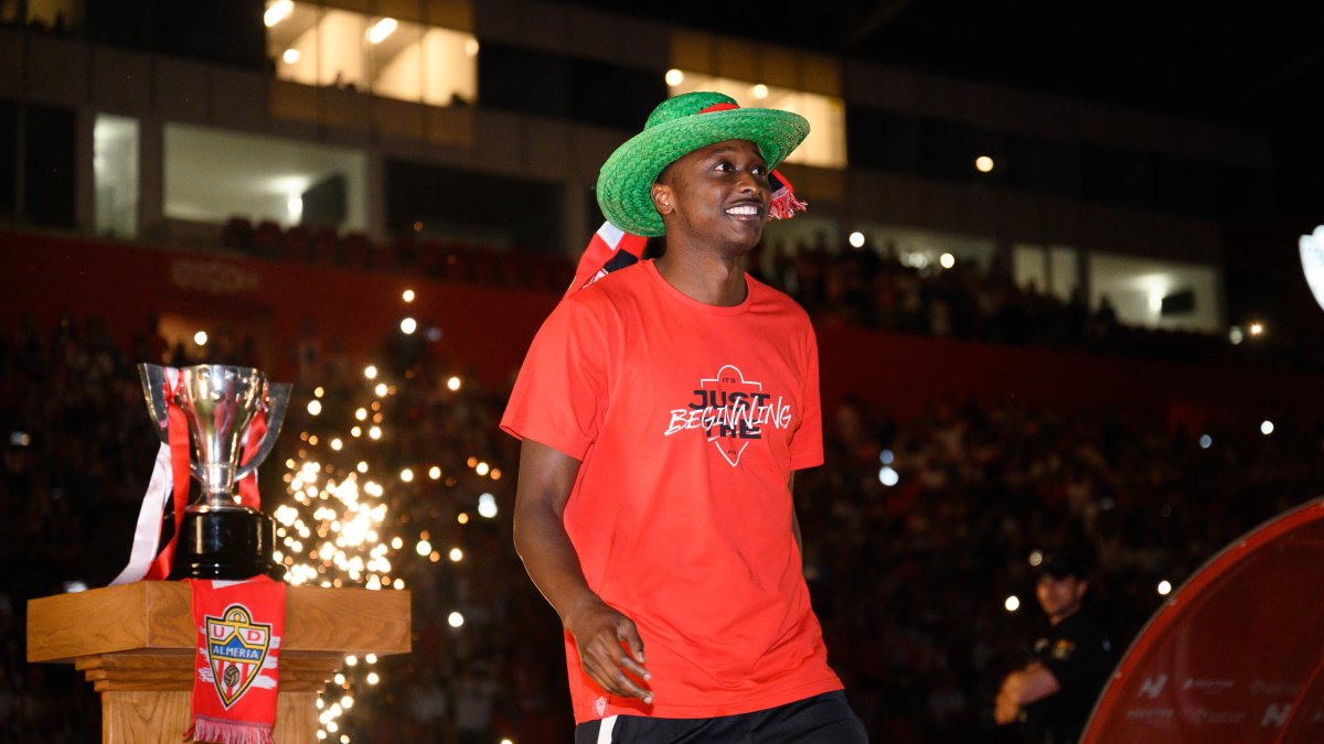 Sadiq en la fiesta del ascenso en el Estadio de los Juegos Mediterráneos.