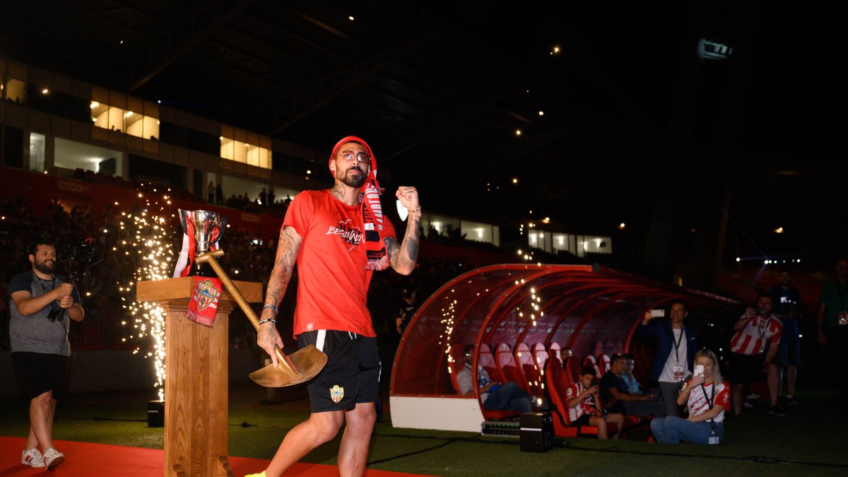 Un centrocampista de raza, de pico y pala que se entrega siempre.