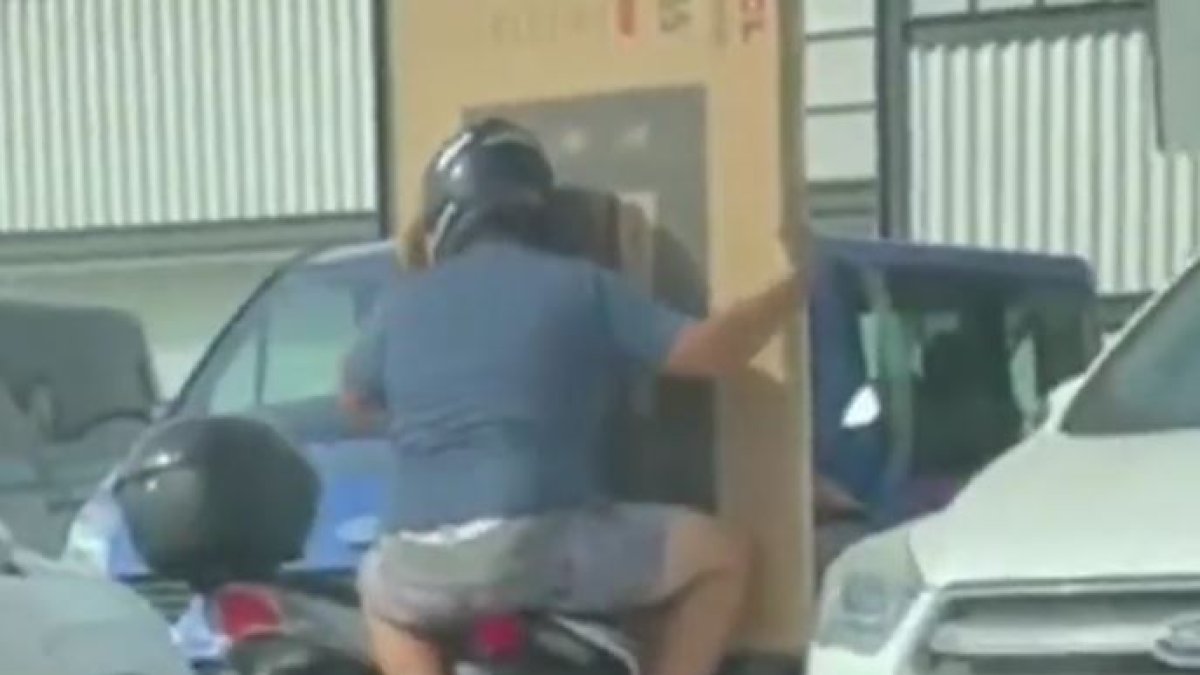 Los dos almerienses que se han hecho virales con su televisión.