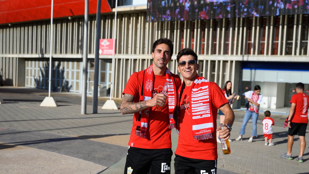 Eguaras con Buñuel en la fiesta del ascenso.