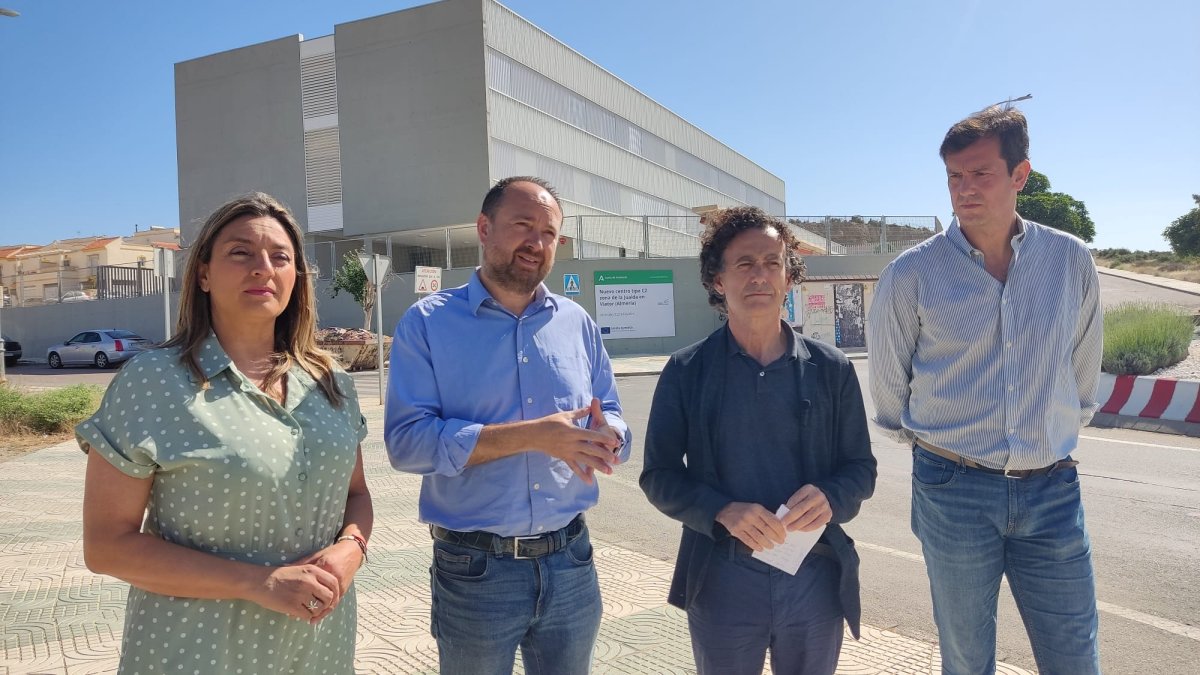 Los candidatos del PP con la portavoz municipal.