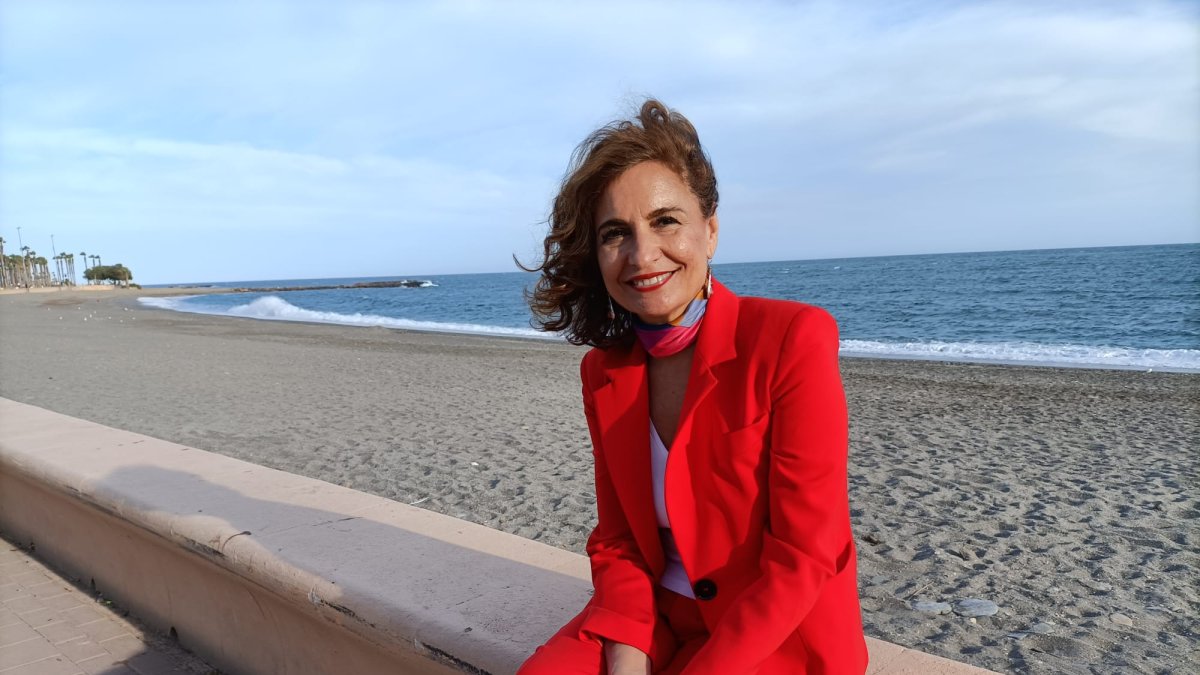 María Jesús Montero en el Paseo Marítimo de Adra.