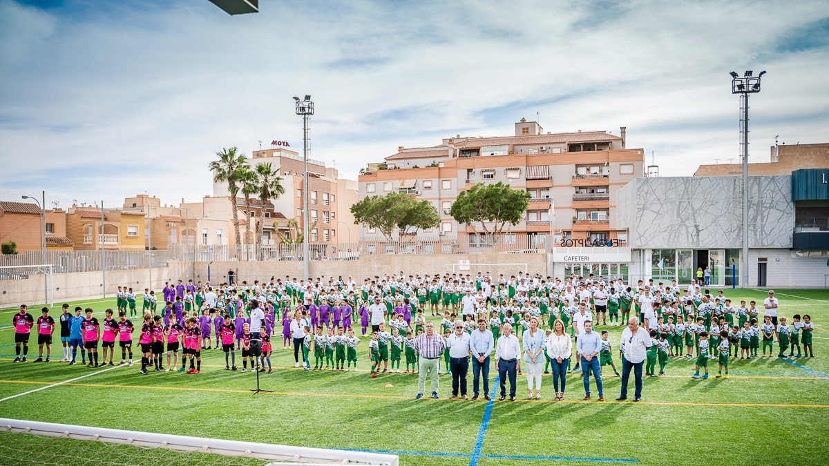 La gran familia de El Parador en el campo de Los Eucaliptos.