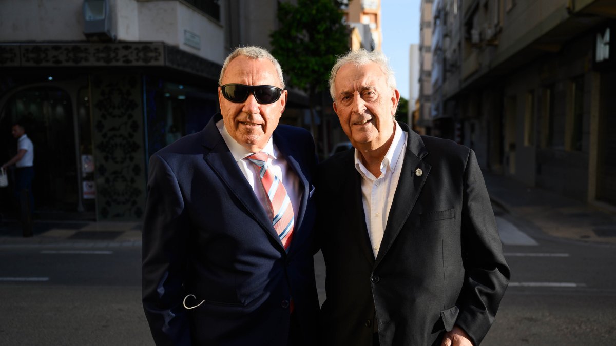 Manolo García y Guillermo Blanes en la puerta del Santuario de La Patrona.