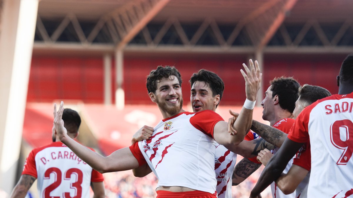 Celebrando su gol al Amorebieta en la jornada 39 con el presidente Turki en el palco del Estadio de los Juegos Mediterráneos.