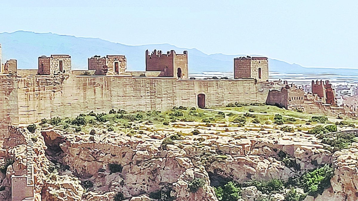 Vista general de la Muralla de San Cristóbal vista desde la Alcazaba de Almería.