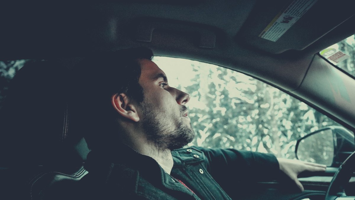 Conductor en su coche.