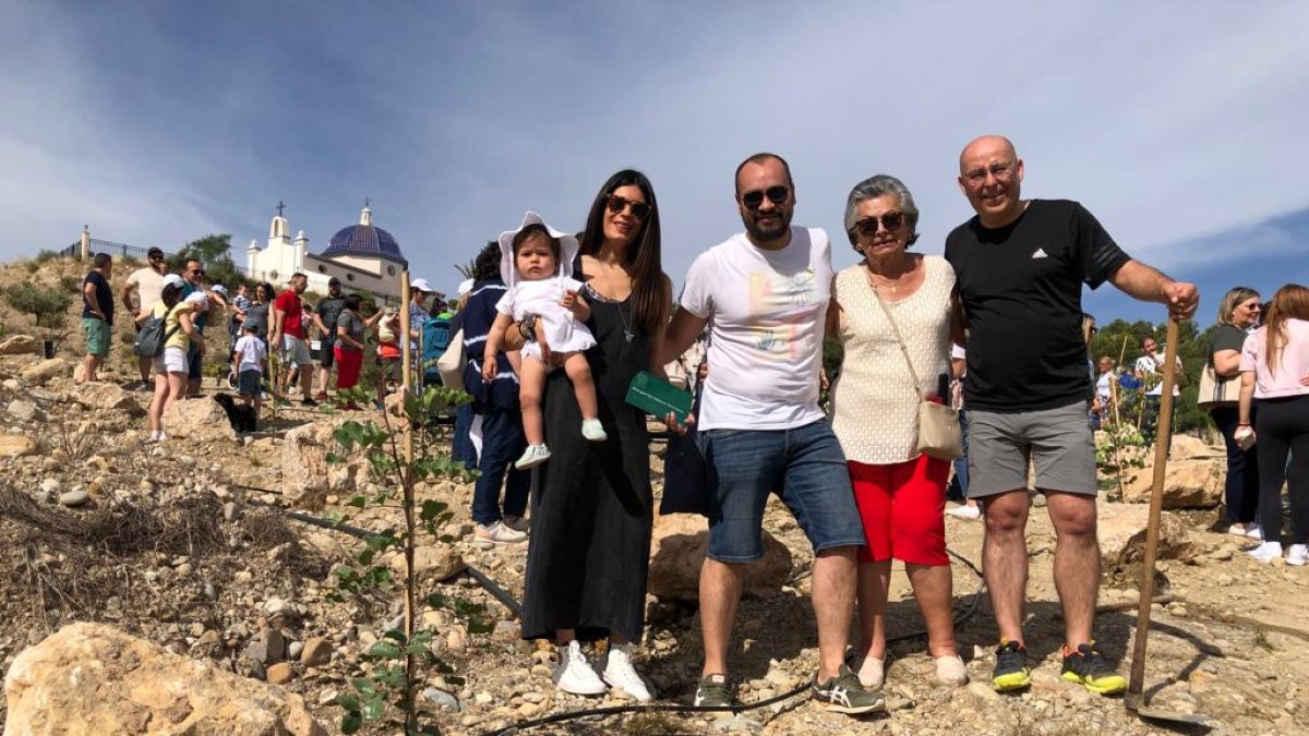 El alcalde junto a los participantes en la plantación por el Día Mundial del Medio Ambiente.