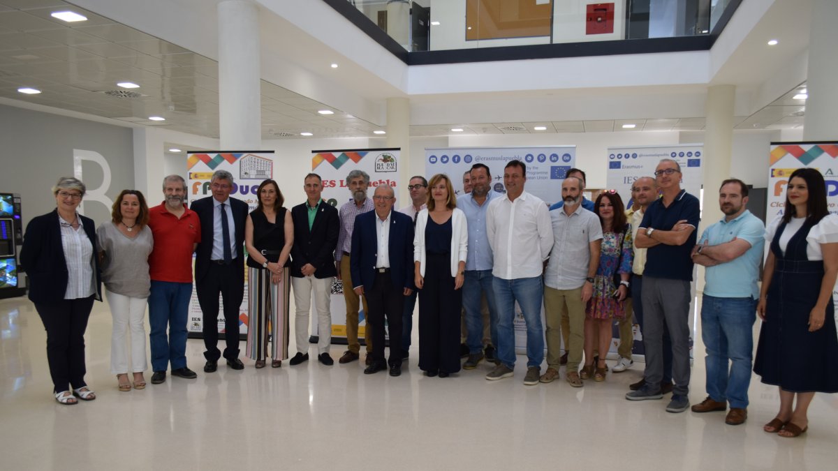 La ministra de Educación, Pilar Alegría, durante su visita a Vícar.