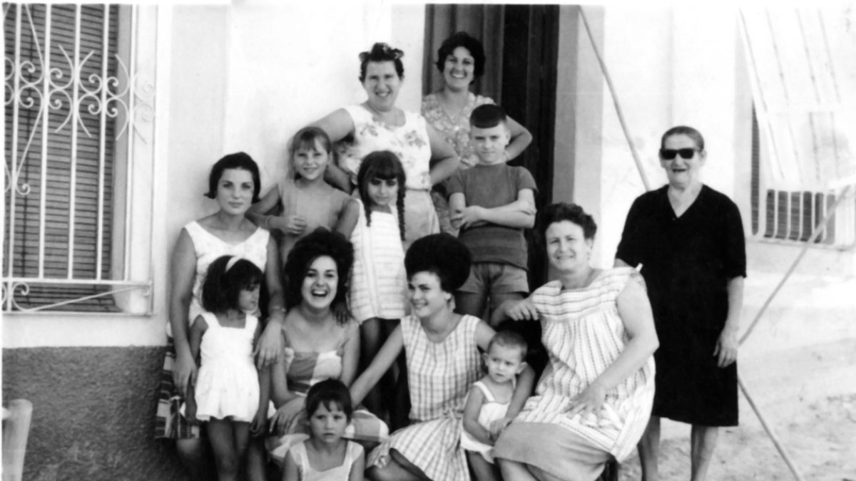 Una familia de la calle Valdivia del barrio de La Chanca.
