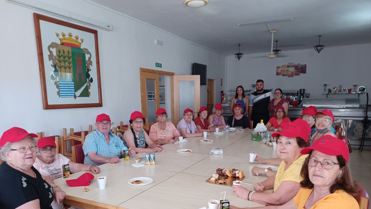 Las alumnas de gimnasia junto al monitor y las ediles cuevanas en el desayuno.