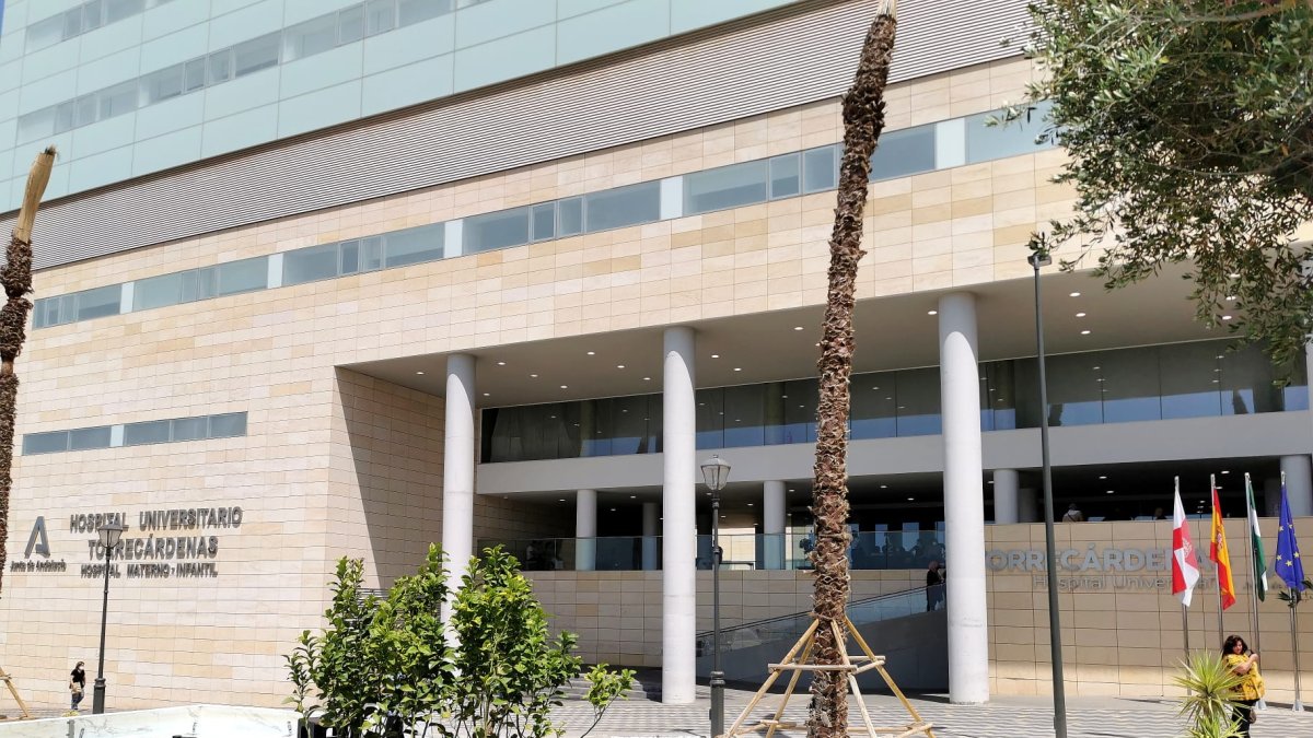 La víctima fue trasladada al Hospital de Torrecárdenas.