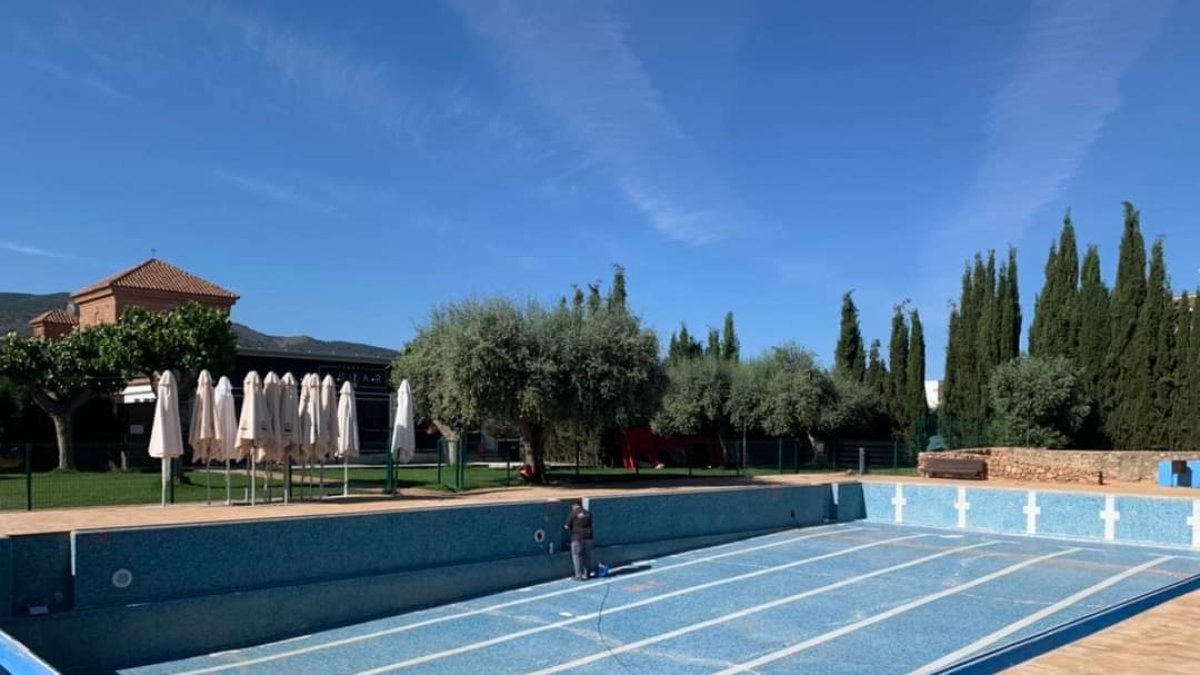 Un operario arreglando la piscina de Laujar de Andarax.