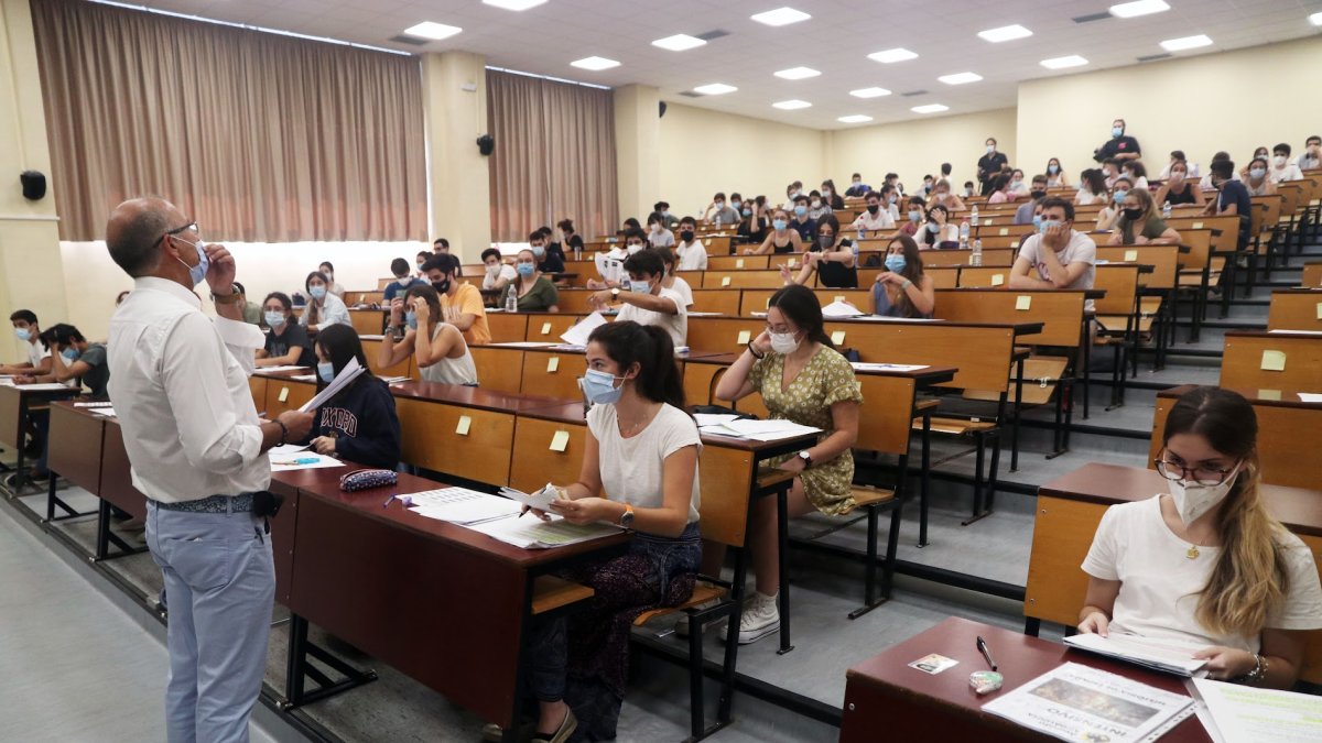 Alumnos con mascarilla durante la selectividad de 2021.