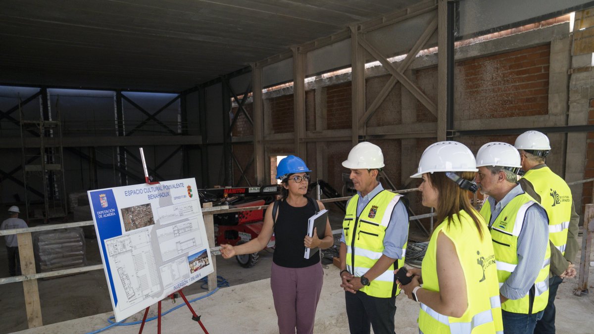 Autoridades políticas visitando las obras en Benahadux.