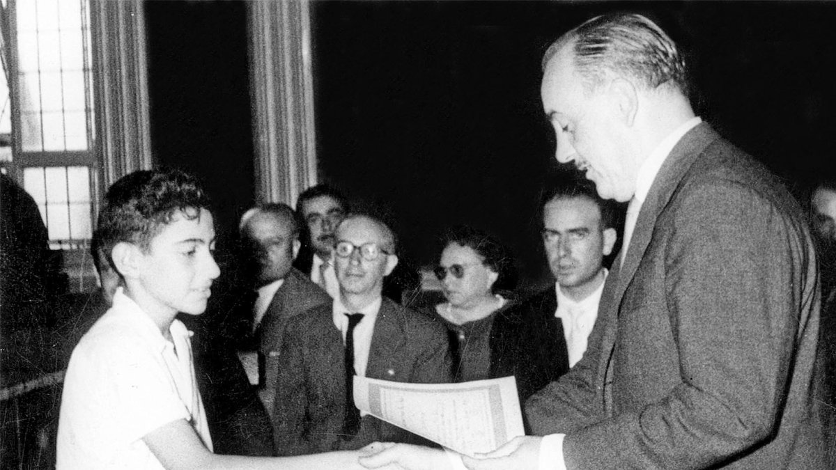 El curso acababa en el instituto con la entrega de las notas y con la ceremonia de los diplomas a los alumnos más destacados.