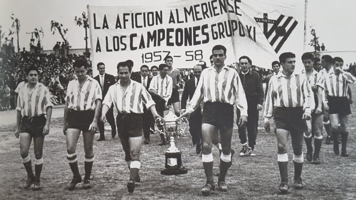 El Atlético Almería paseando su gloria por el Estadio de la Falange.