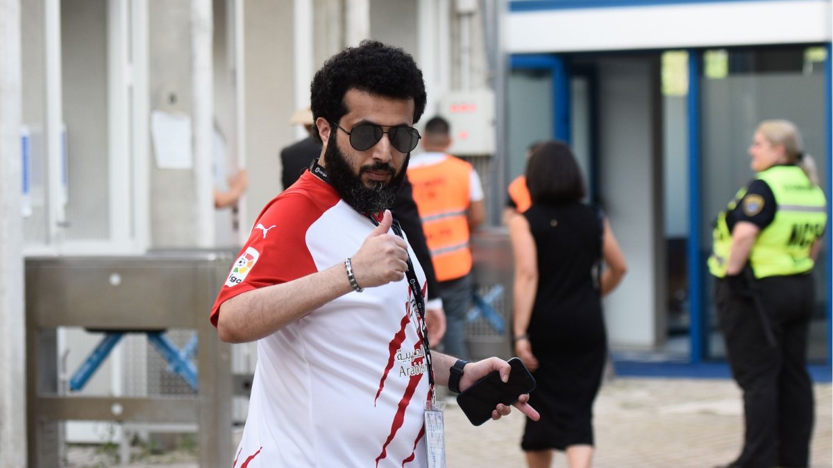 El presidente del Almería dando el OK a LA VOZ en el campo de Butarque.