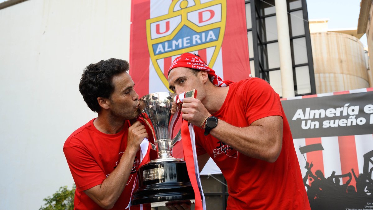 Rubi y Fernando besando el trofeo de campeón de Segunda División.
