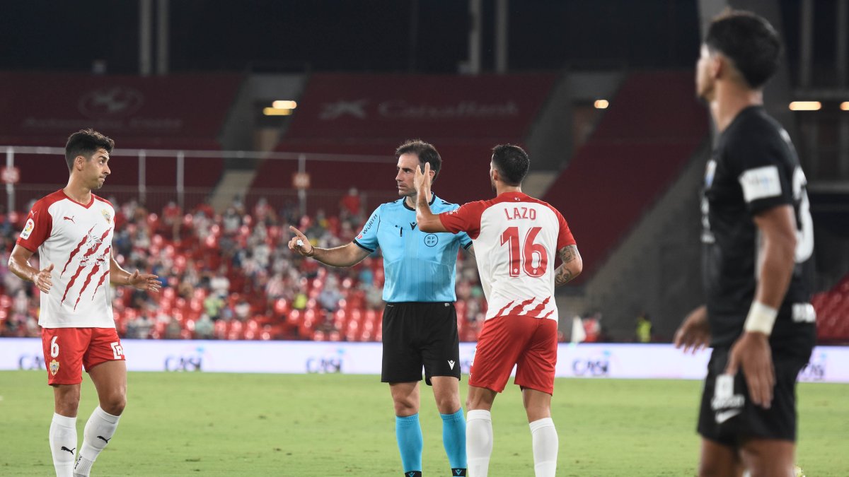 González Esteban en el Almería-Málaga en el que expulsó a Iván Martos.