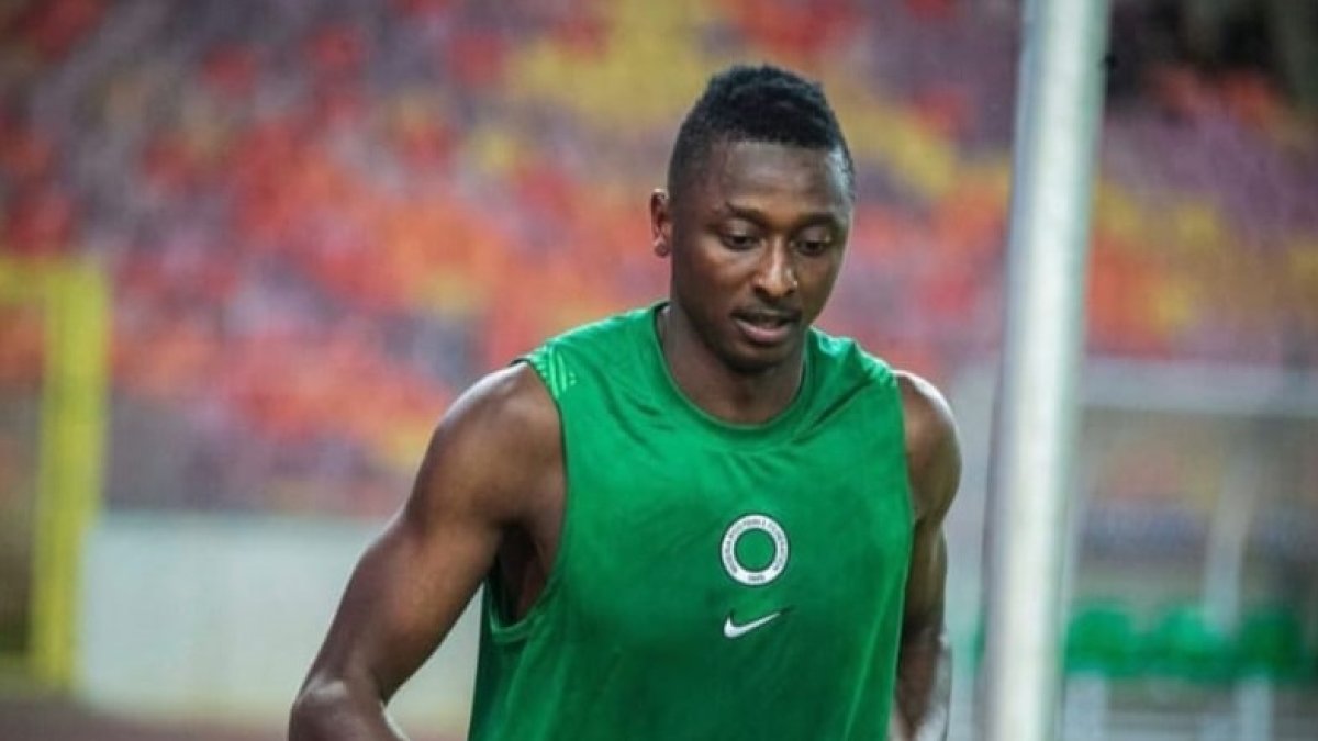 Umar Sadiq está concentrado con la Selección Absoluta de Nigeria.