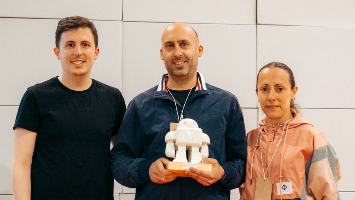 Juan Antonio Sánchez recibiendo el premio a su idea en tierras gallegas.