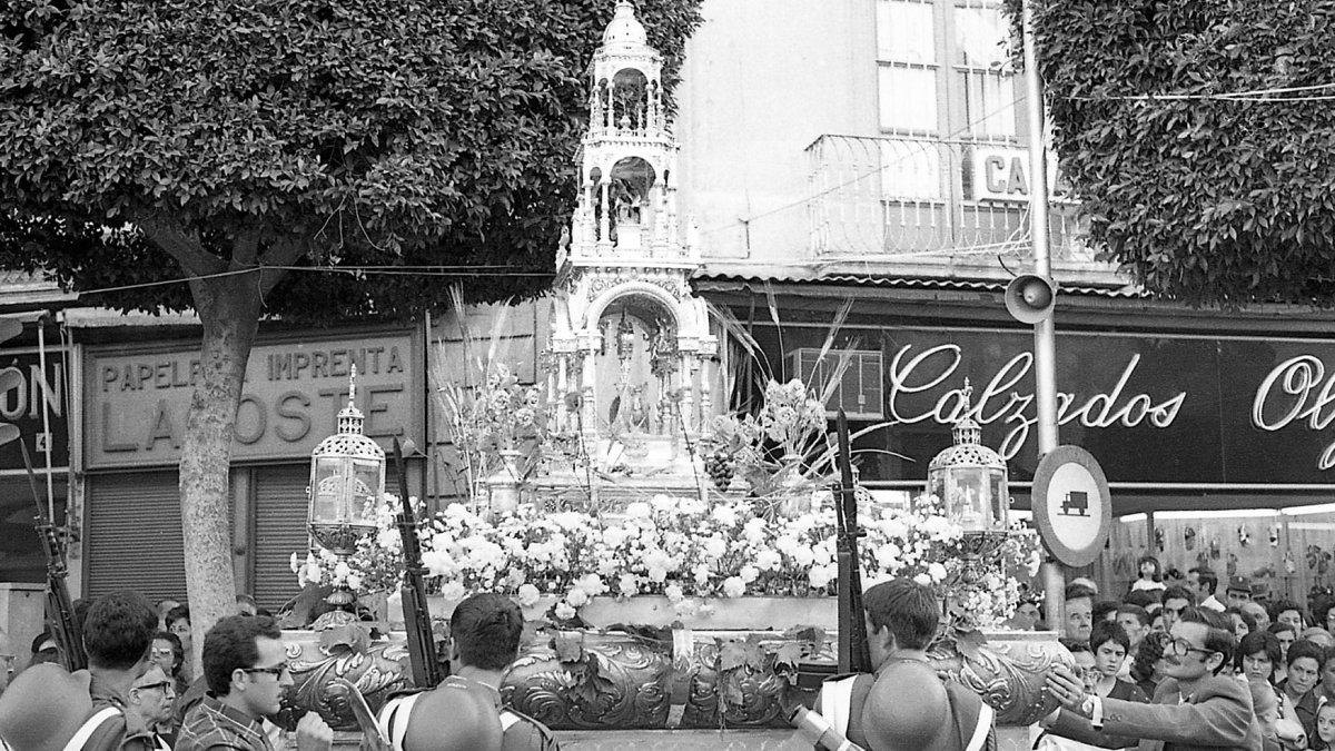 La procesión del Corpus entre la Puerta de Purchena y el Paseo a comienzos de los años 70.