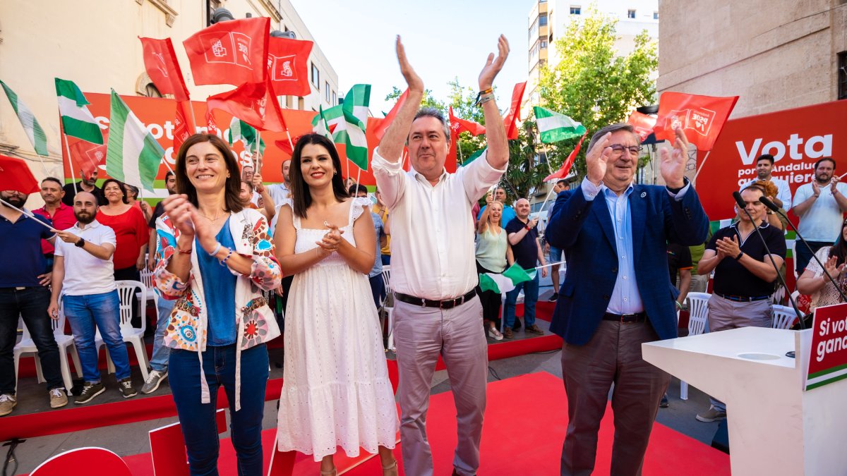 Navarro, Cruz, Espadas y Martínez, antes del mitin de esta noche.