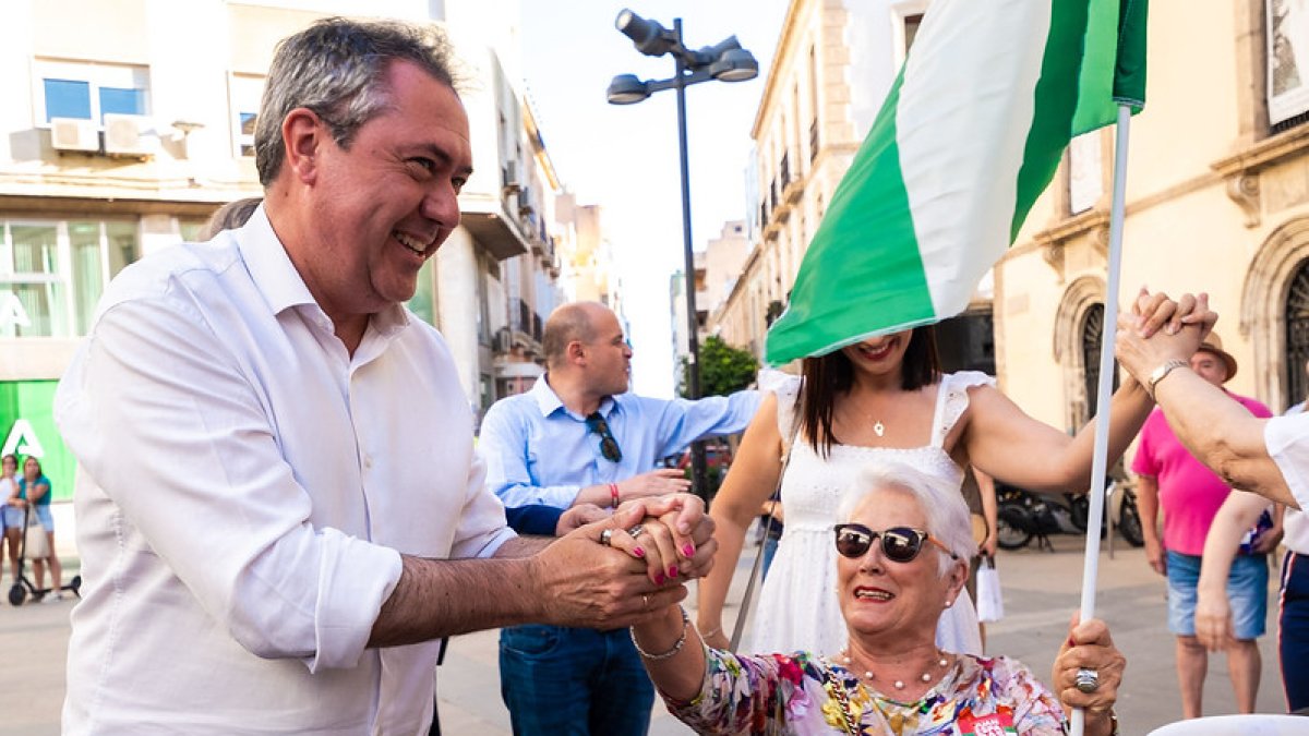 El candidato del PSOE Juan Espadas, ayer, en la Plaza Pablo Cazard de Almería, con una simpatizante.