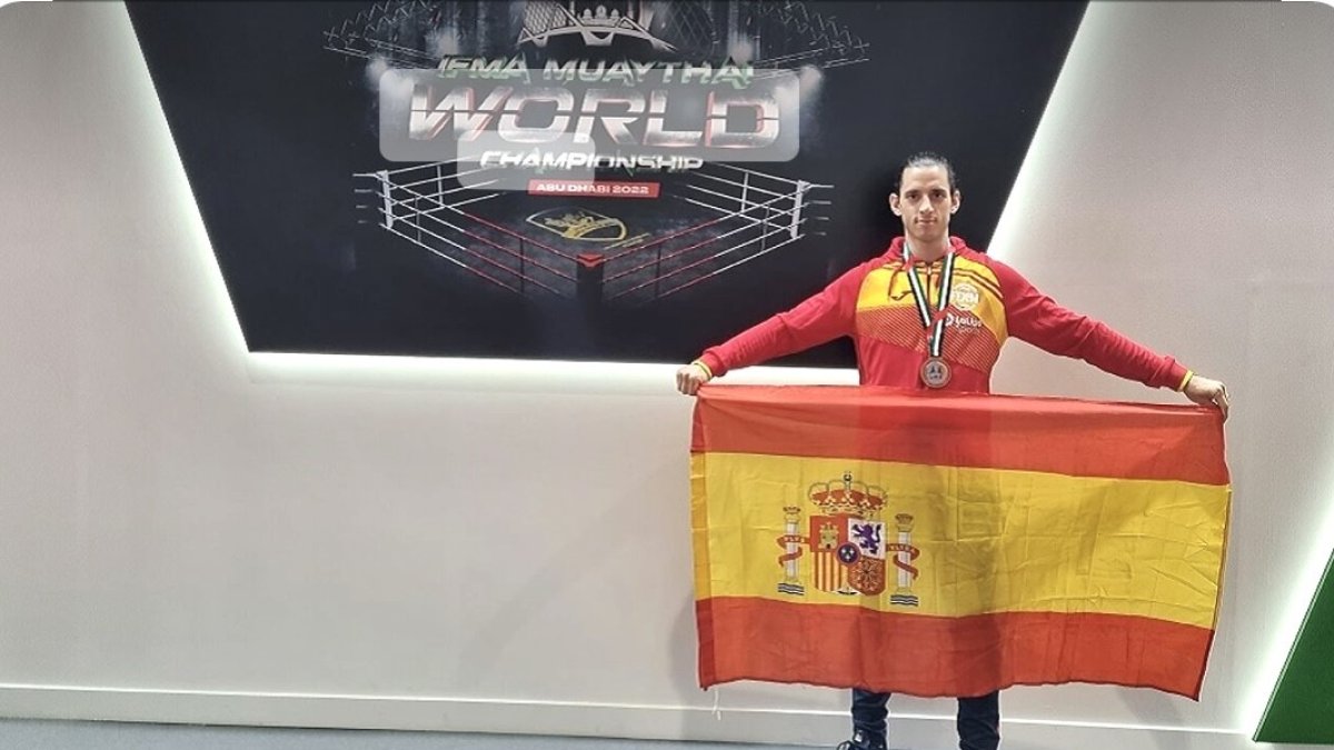 javier Segura con la bandera de España y su medalla.
