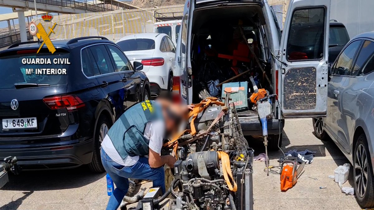 Un Guardia Civil inspecciona la furgoneta sospechosa.