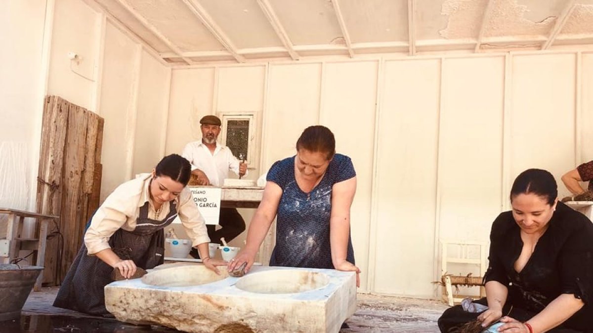 Las amoladoras, una nueva escena con la que visualizar la participación directa de la mujer en el proceso productivo del mármol en Macael.