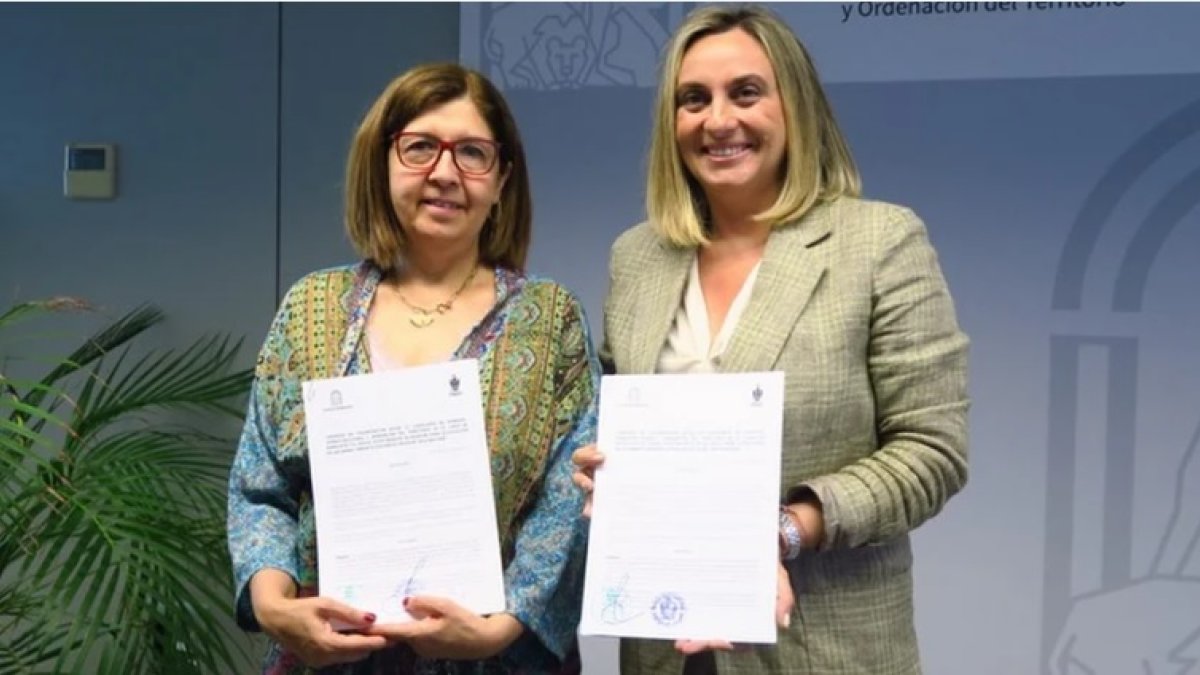 La consejera de Fomento, Marifrán Carazo, junto a la alcaldesa de Mojácar, Rosa María Cano.