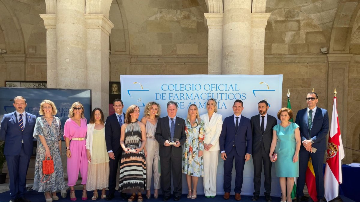 La Junta de Gobierno del Colegio Oficial de Farmacéuticos de Almería.