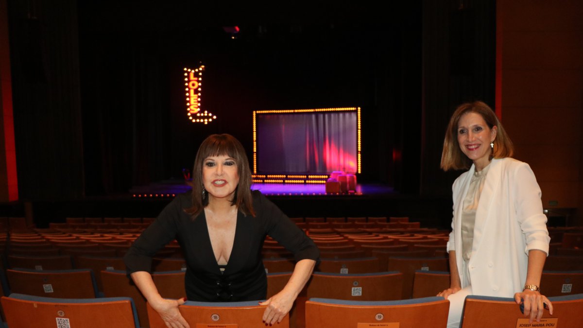 Julia Ibáñez, concejala de Cultura, con Loles León.