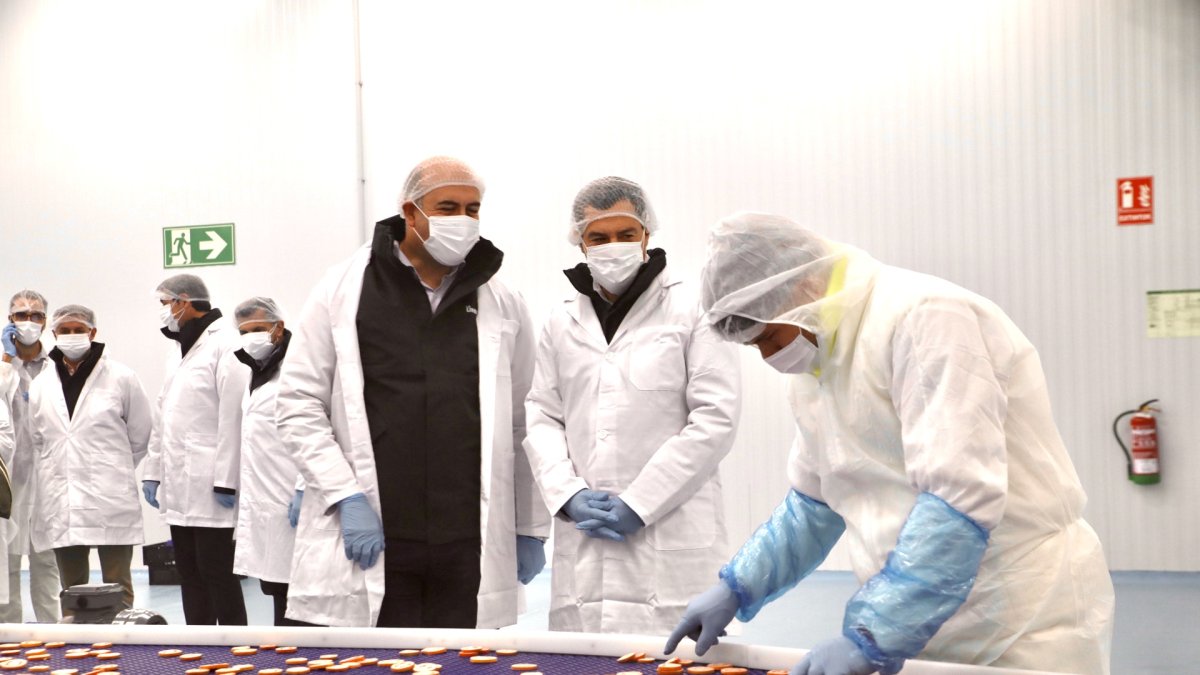 Visita de Juanma Moreno a la planta de La Unión Long Fresh -Nice