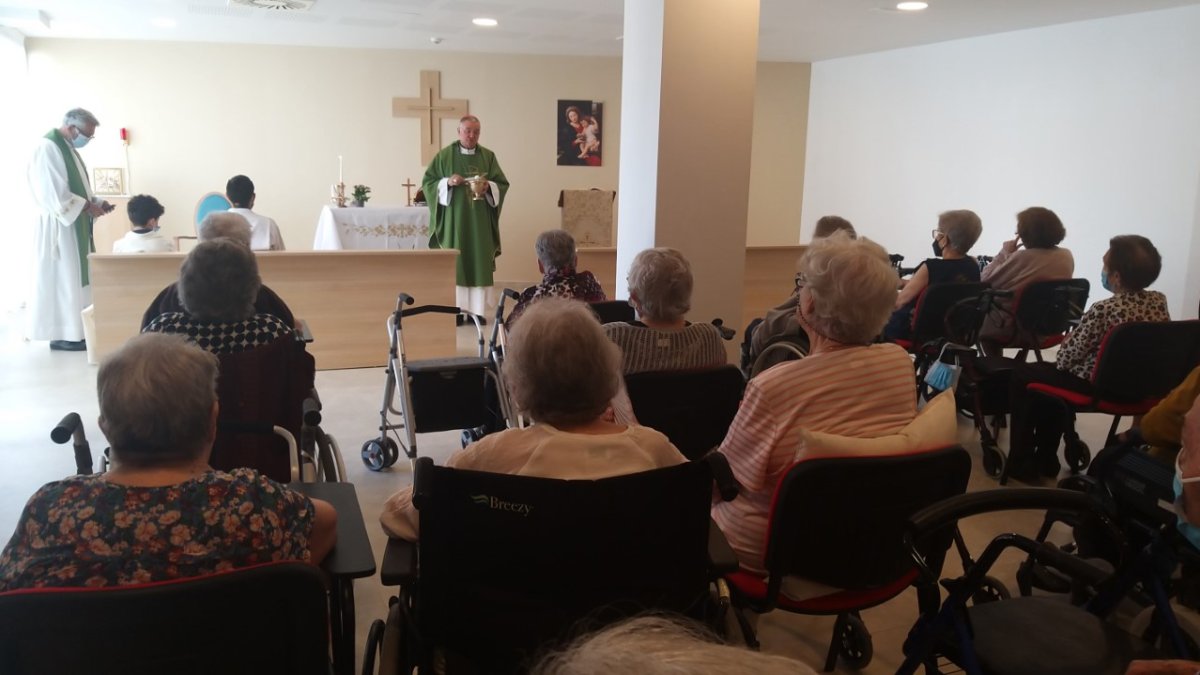 Misa celebrada en la Residencia Emera por el obispo.