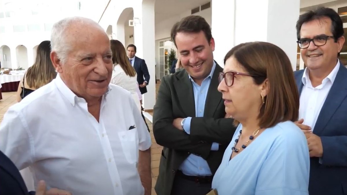 José María Rossell con Rosa María Cano y los diputados Fernando Giménez y Antonio Jesús Garcia.