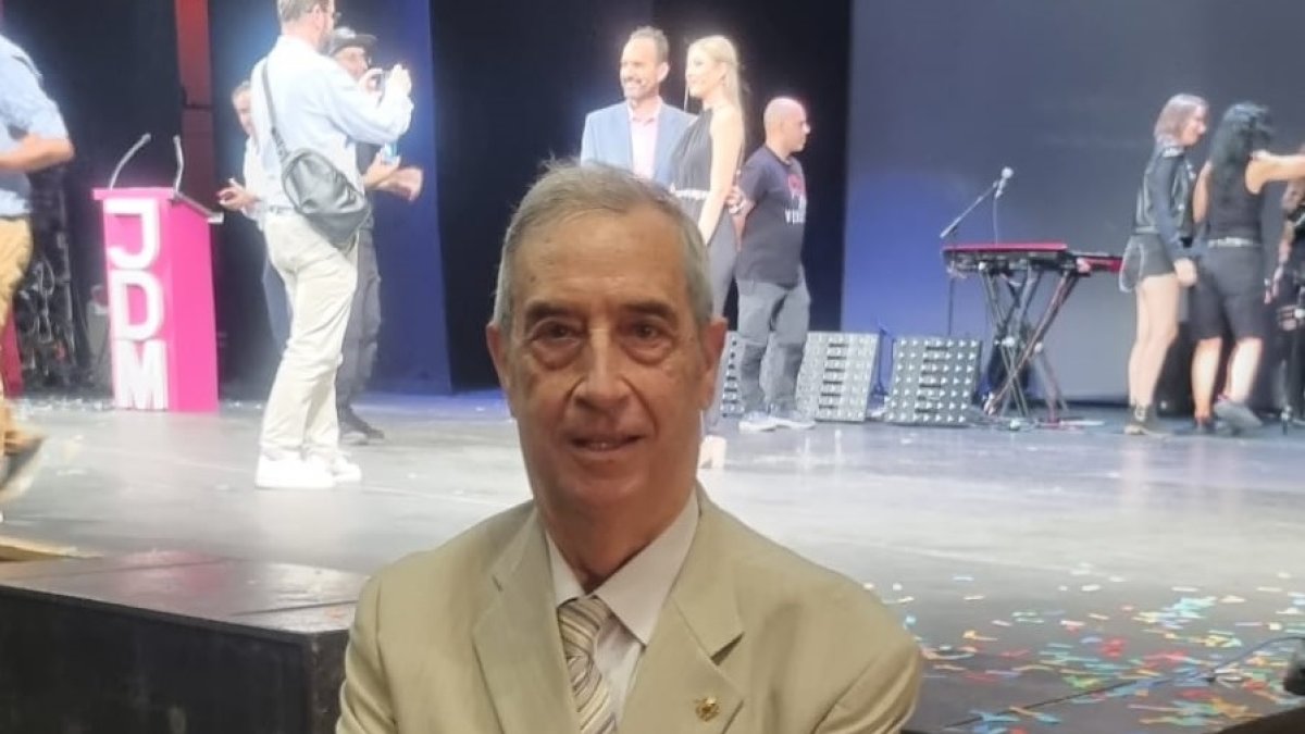 Ambrosio Sánchez con el escenario del Maestro Padilla detrás.