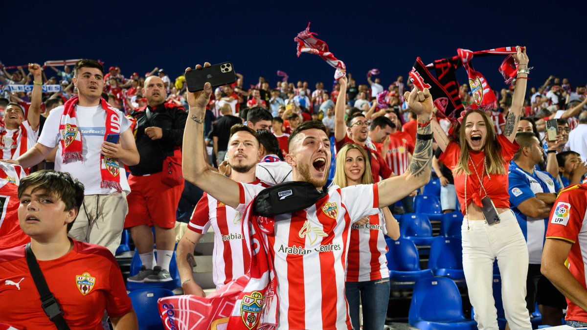 La afición del Almería pagó 35 euros por ver el partido del ascenso en Leganés.