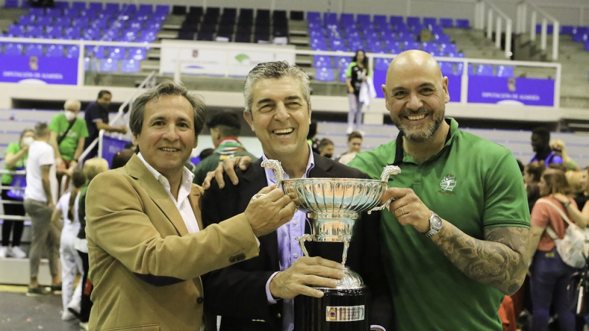 El presidente de Unicaja Costa de Almería (centro), con el título de Superliga.
