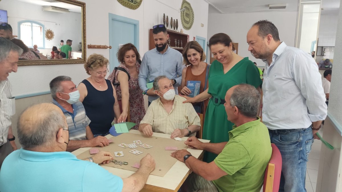 Los candidatos populares en su visita a La Mojonera, este sábado.