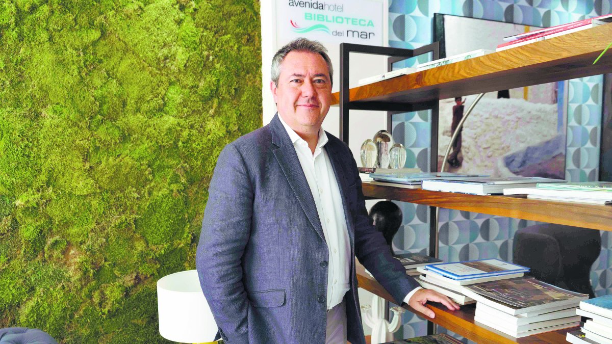 El candidato del PSOE a la Presidencia de la Junta de Andalucía, Juan Espadas Cejas, en el Avenida Hotel de Almería