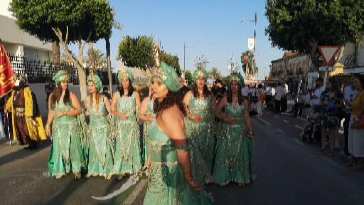 Bailarinas del bando moro muestran todo su esplendor en el desfile.