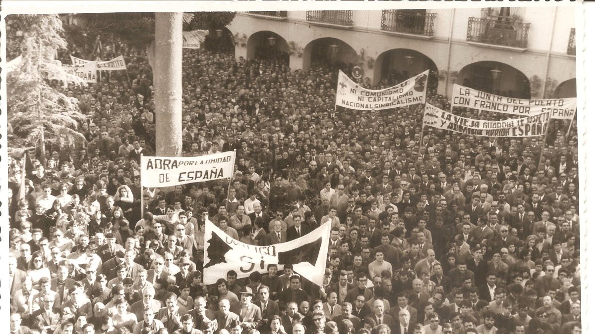 La Plaza Vieja llena de almerienses en adhesión a Franco el 23 de diciembre de 1970.