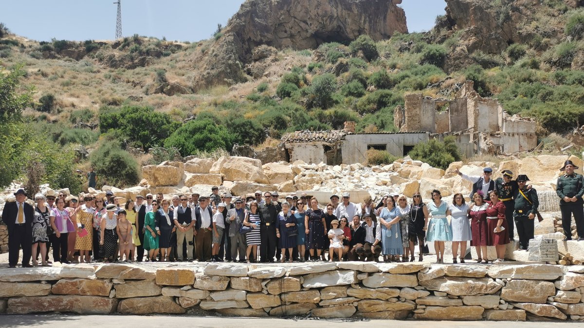 Fotografía de familia con los participantes en la recreación al finalizar el evento.
